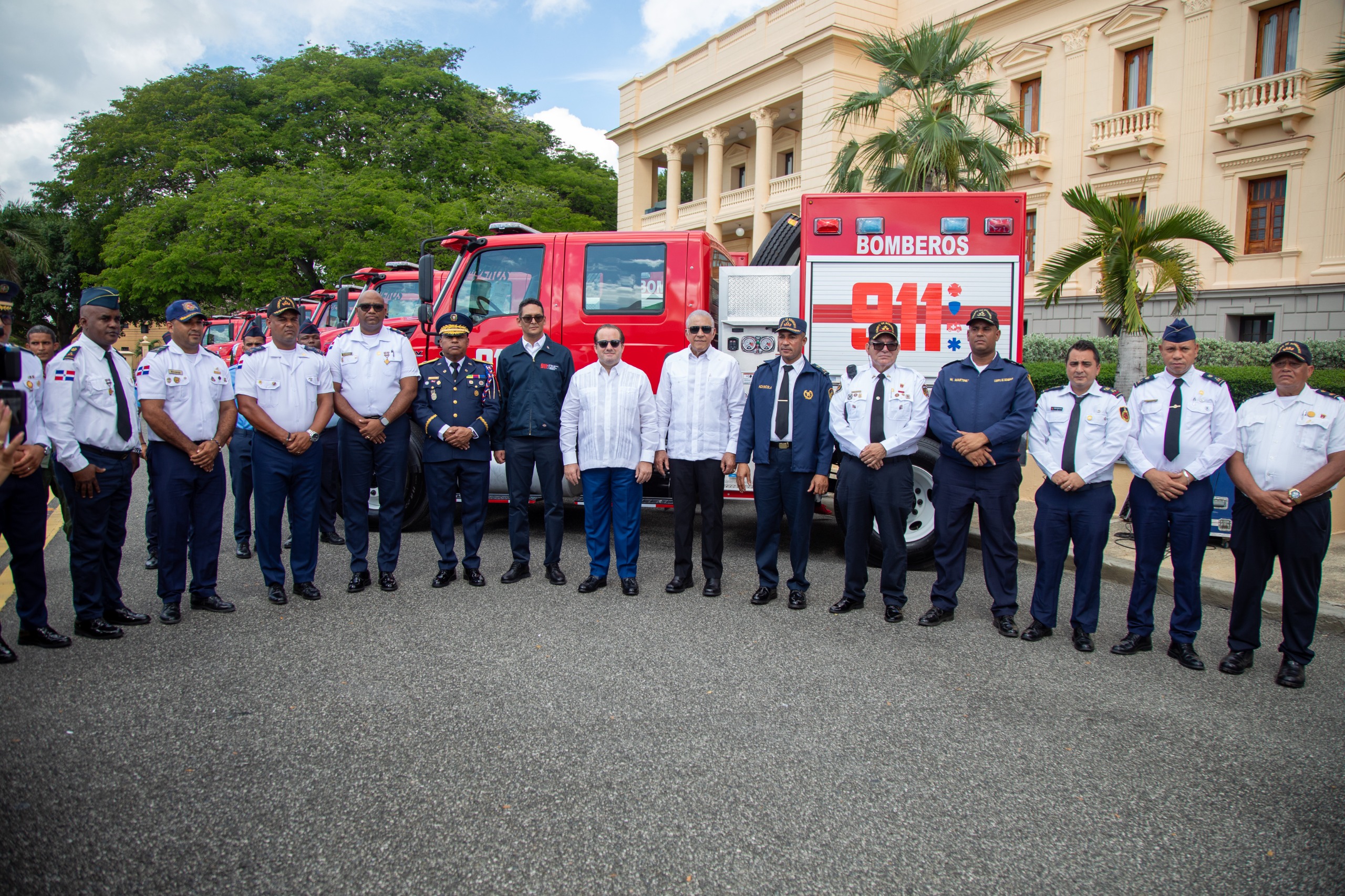 Ministerio del Interior y Sistema 911 entregan 12 camiones de bomberos para fortalecer la capacidad de respuesta ante emergencias