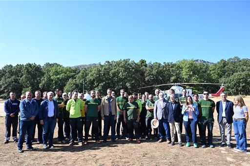 Foto de familia de Pedro Sánchez con brigadistas