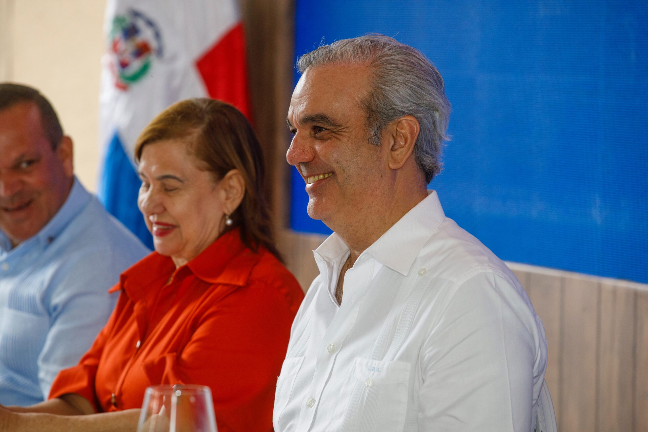 Presidente Abinader inaugura carretera desde Constanza hacia el Salto de Aguas Blancas