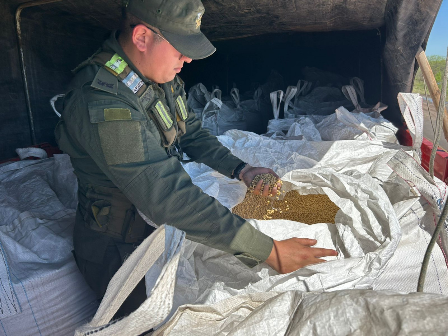 Cuatro operativos: incautan 52.000 kilos de granos de soja en Formosa, 672 convertidores de TV y más de 25 kilos de hojas de coca