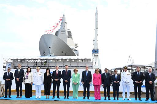 Foto de la familia durante la botadura de la fragata F111 Bonifaz
