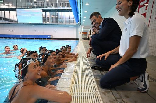 Presidente del Gobierno Pedro Sánchez observa entrenamiento del equipo español de natación artística