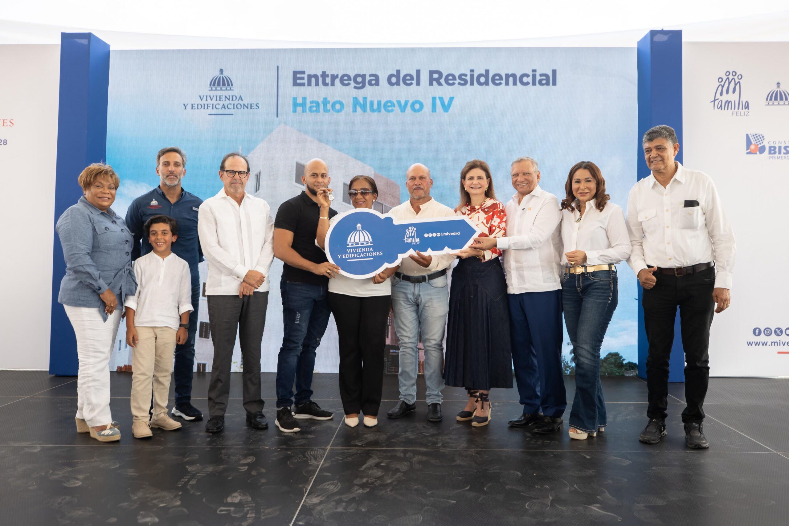 Vicepresidenta Raquel Peña preside entrega de 608 viviendas e inaugura tres ampliaciones de escuelas en el Gran Santo Domingo