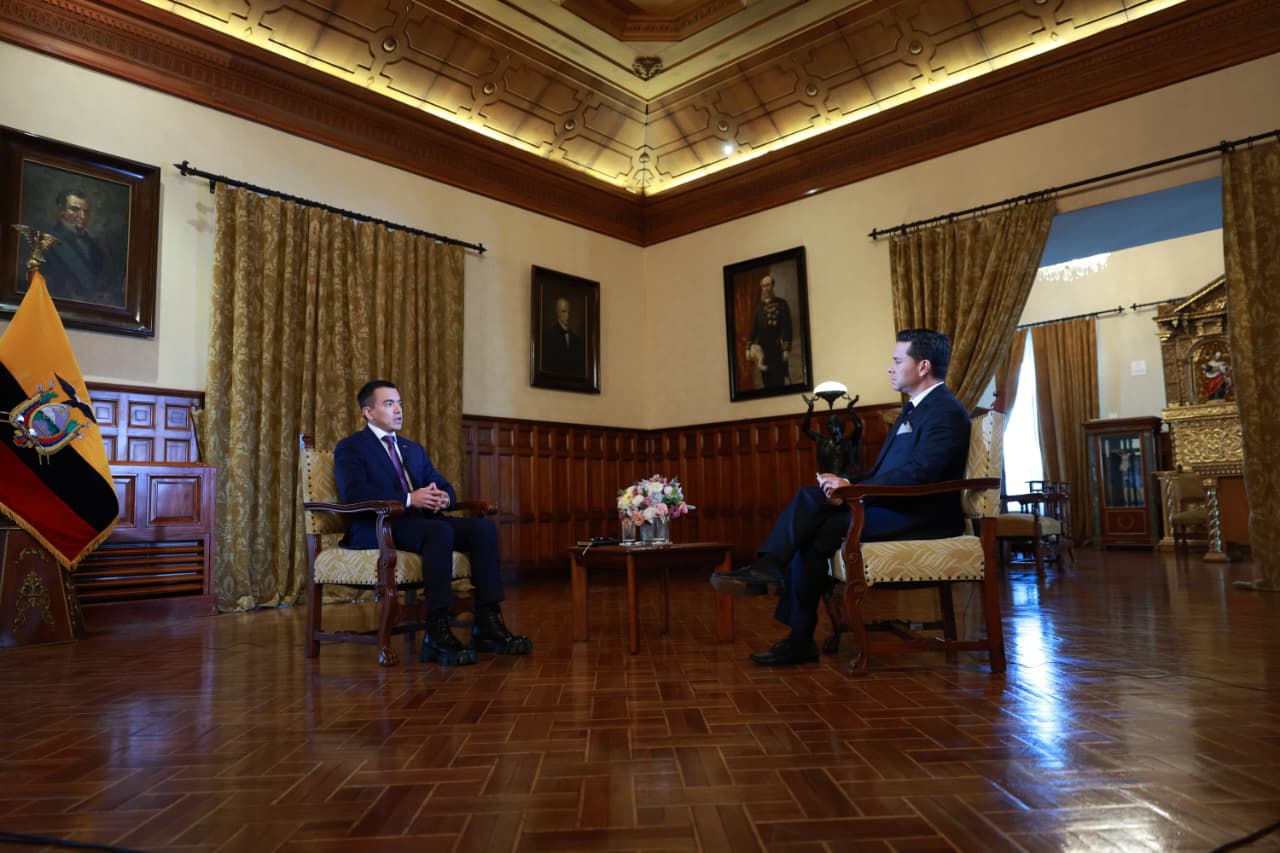 Noboa destaca cooperación con Estados Unidos en seguridad y lucha contra la minería ilegal, en entrevista con Univision