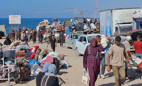 Familias huyen a pie de la ciudad de Gaza sin refugio ni transporte