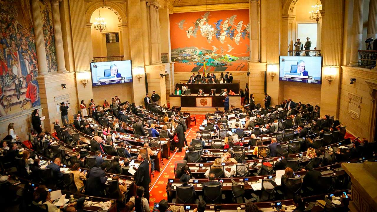 Petro descarta incremento a gasolina y cerveza; Congreso aprueba en primer debate presupuesto 2026