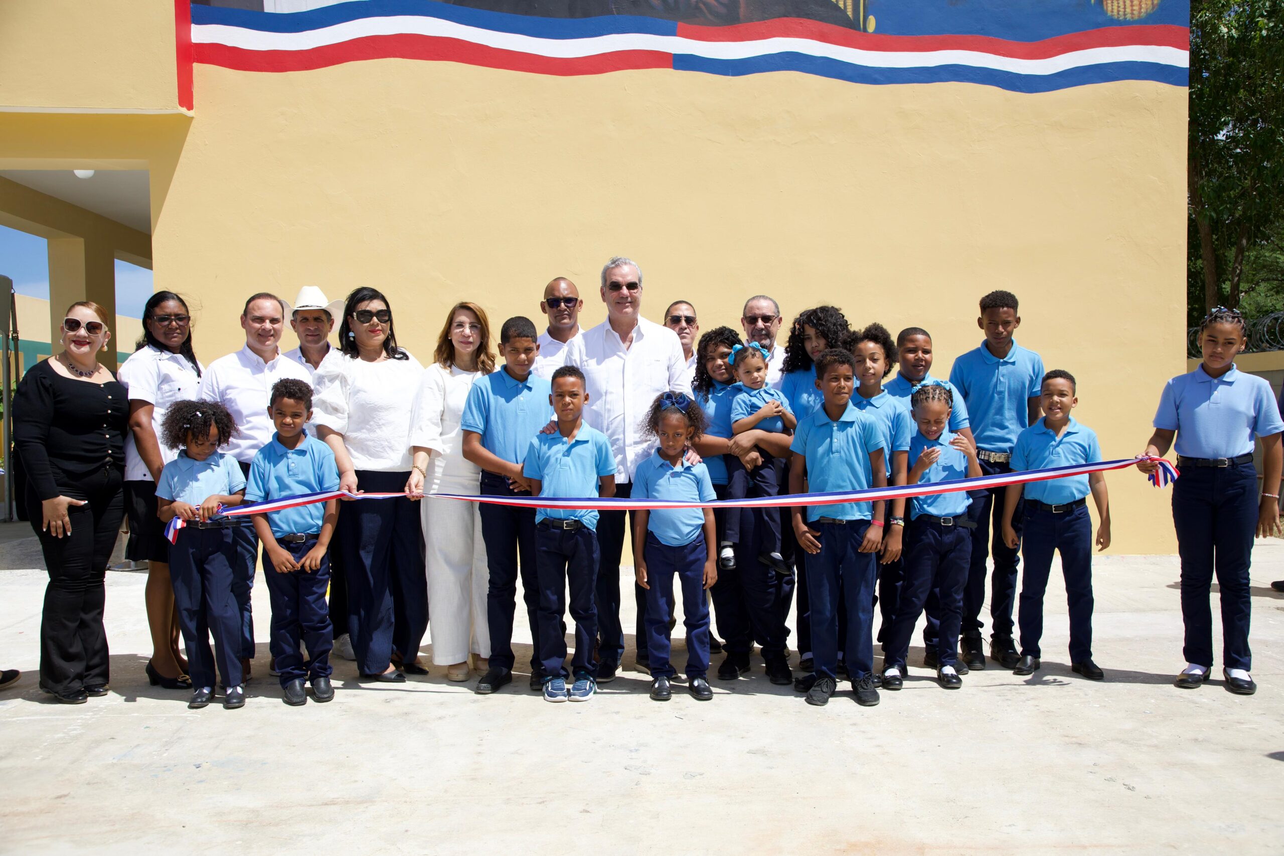 Presidente Abinader entrega 70 viviendas a familias desalojadas en el sector Kosovo de Imbert