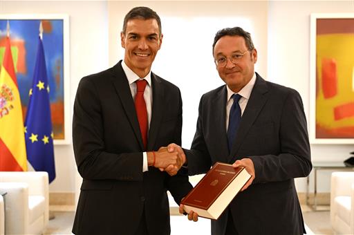 Presidente del Gobierno recibe la Memoria Anual de la Fiscalía entregada por el fiscal general del Estado