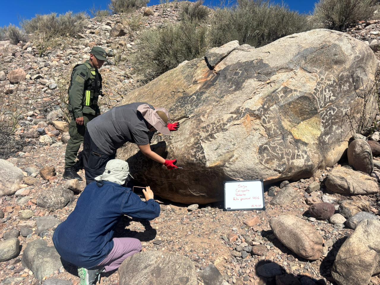 Durante patrullaje en zona de petroglifos, hallan morteros y restos de vasijas históricas