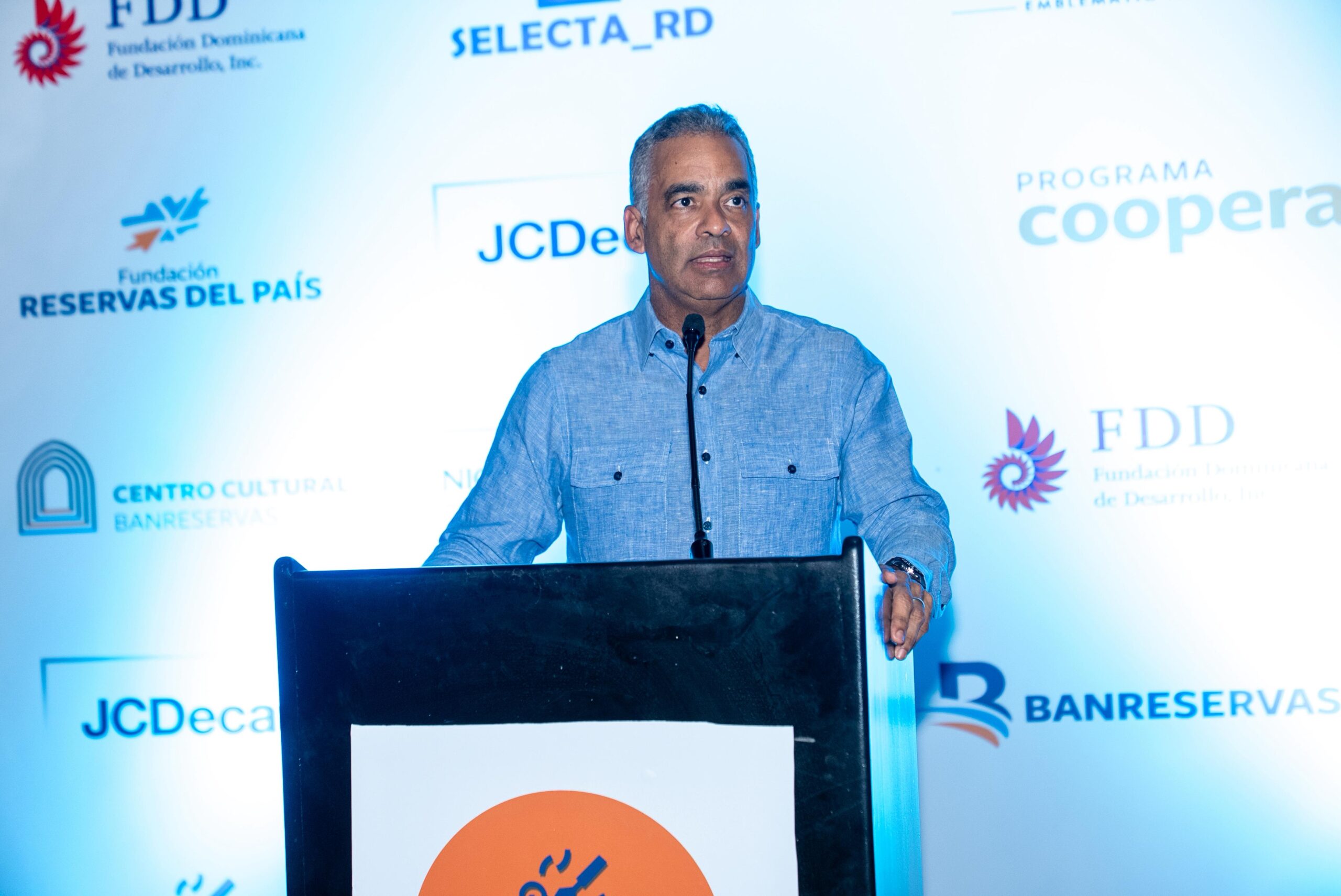 Ministro Joel Santos señala el potencial de la artesanía del larimar en el turismo dominicano