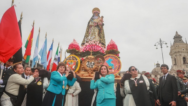 Presidenta Dina Boluarte se unió a cuadrilla para homenaje a Santa Rosa de Lima