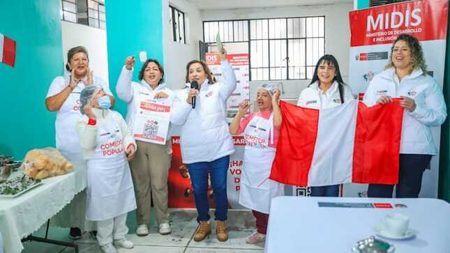 Dina Boluarte participó en desayuno con madres en Lurín y, según la Presidencia, alentó votar por el pan con chicharrón.