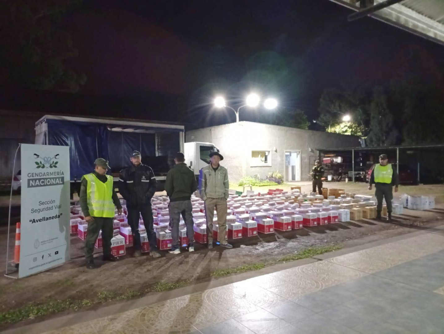 Autoridades incautan dinero, cigarrillos y mercadería en un transporte de cargas