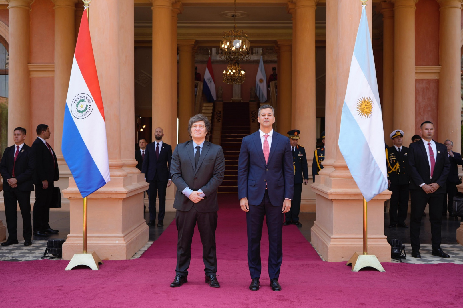 Milei sostuvo una reunión bilateral con el presidente de Paraguay, Santiago Peña.
