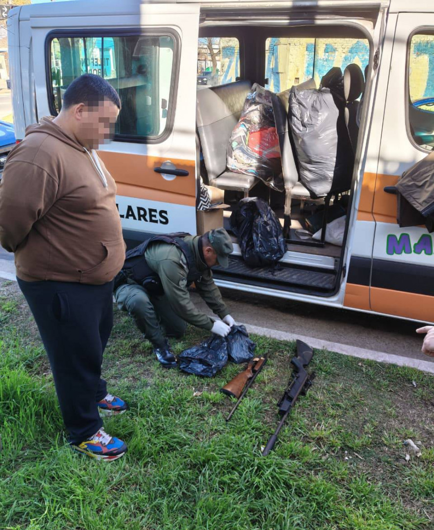 Rosario: Detienen a dos personas que circulaban armadas en un transporte escolar