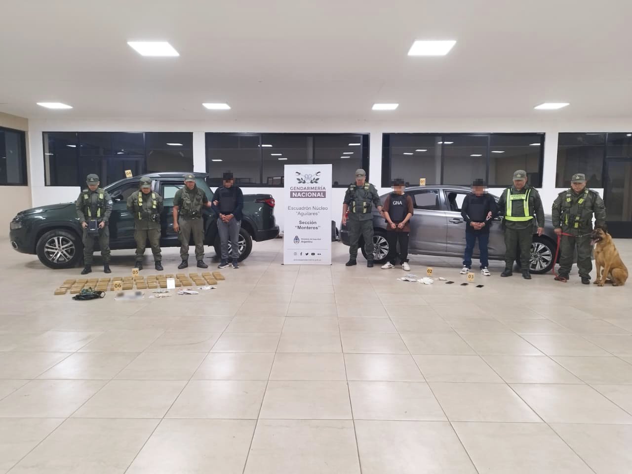 Tres hombres intentaron trasladar 43 kilos de cocaína ocultos en paneles laterales de la caja de una camioneta en Tucumán.