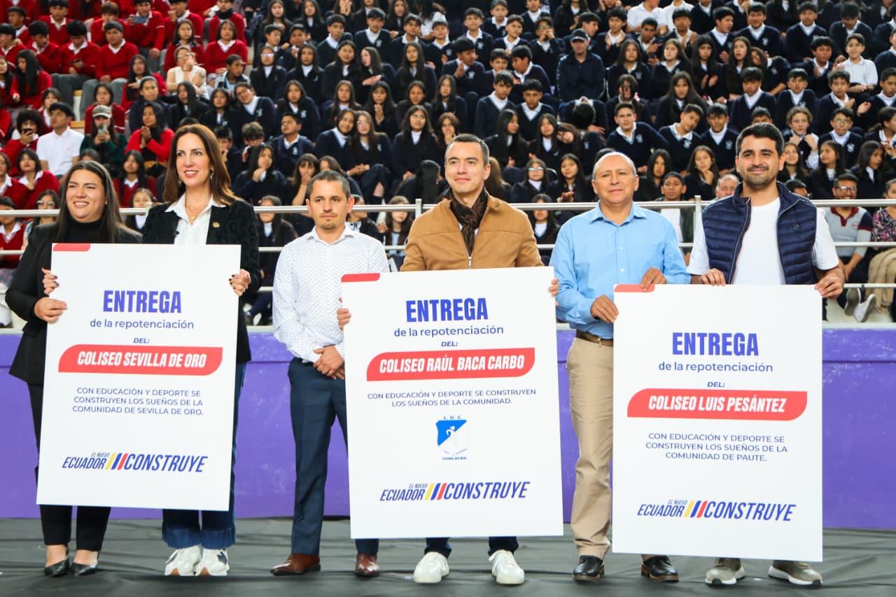 Presidente Noboa entregó tres coliseos en la provincia de Azuay