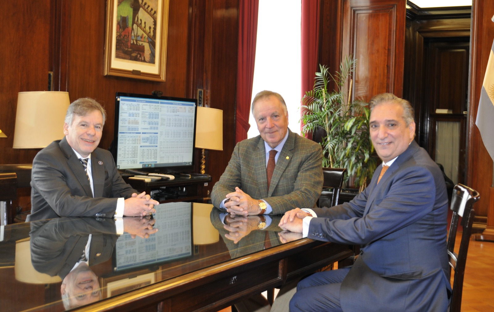 Alejandro Díaz y Daniel Tillard, presidente del Banco Nación, discuten acciones estratégicas en una reunión de trabajo