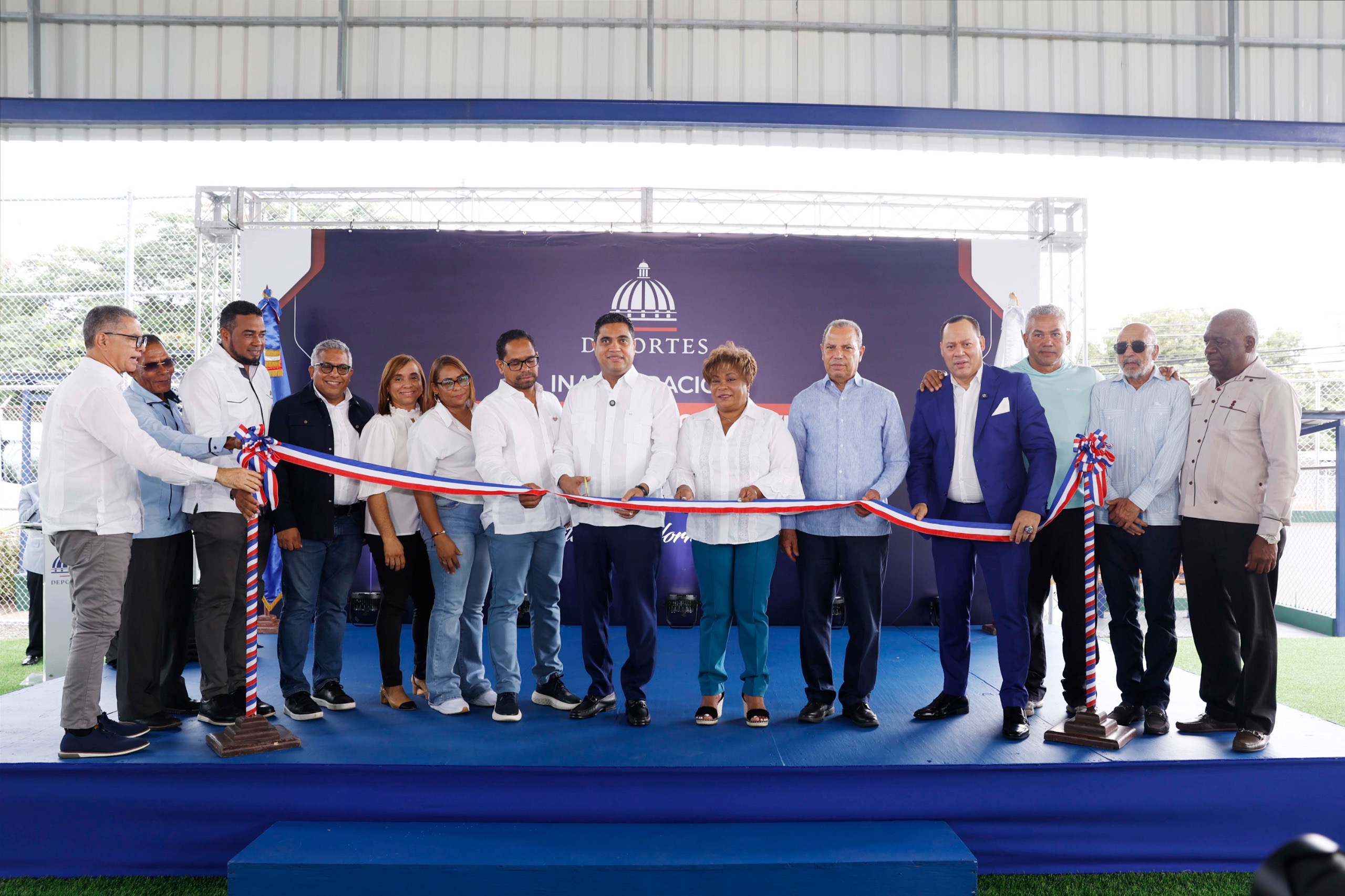 Ministro Kelvin Cruz entrega instalación multiuso La Javilla en Villa Duarte
