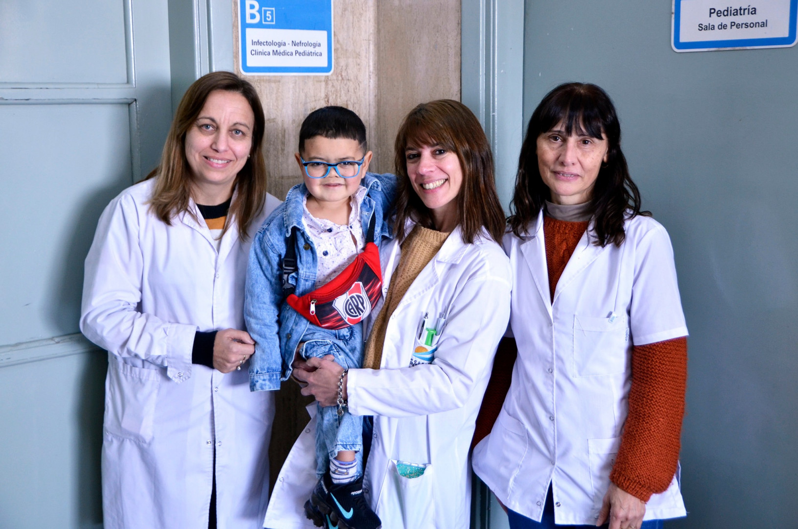 Elías, acompañado por sus doctoras de Nefrología Infantil