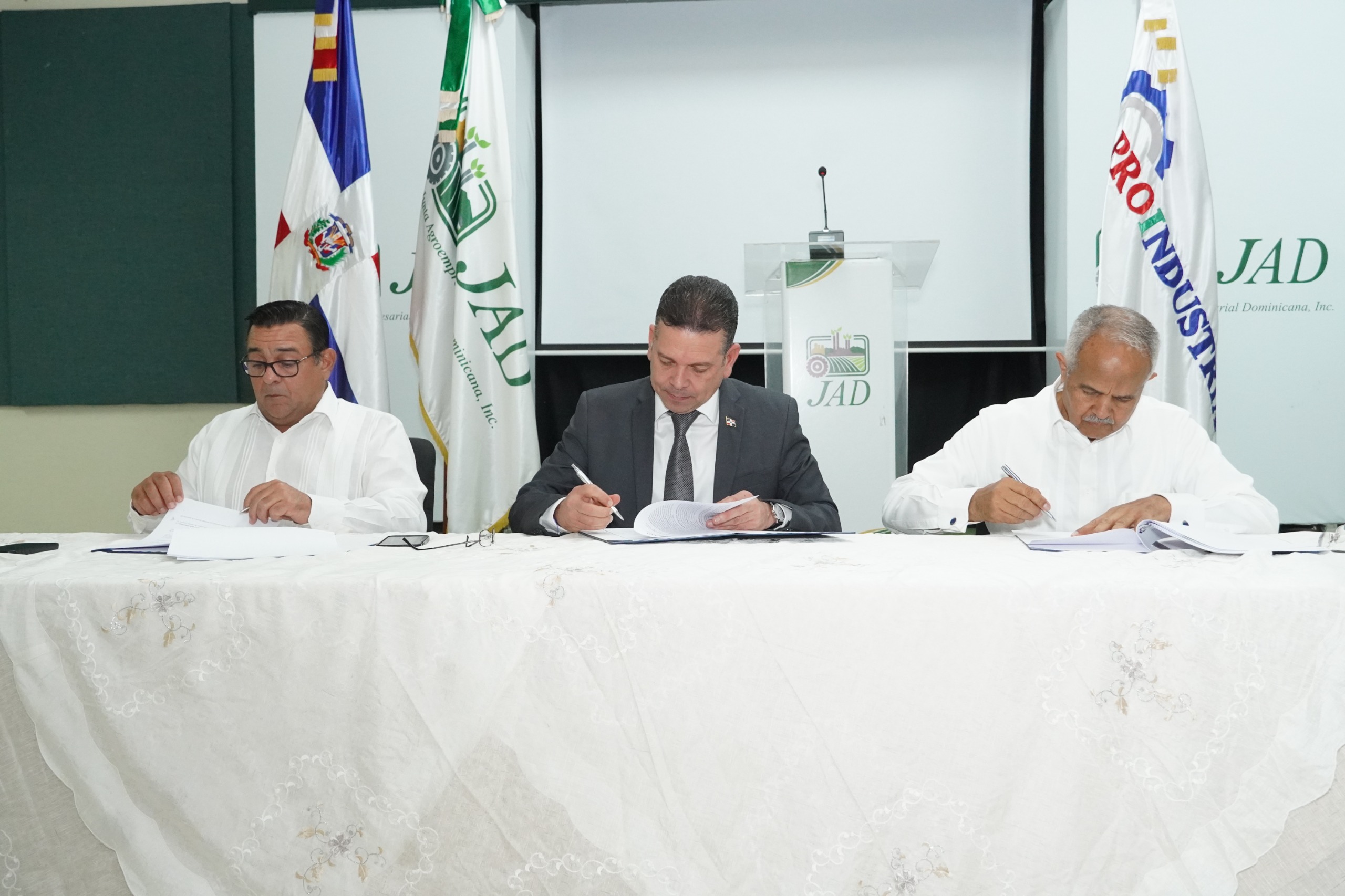 Proindustria y JAD firman acuerdo para fortalecer competitividad de la agroindustria nacional