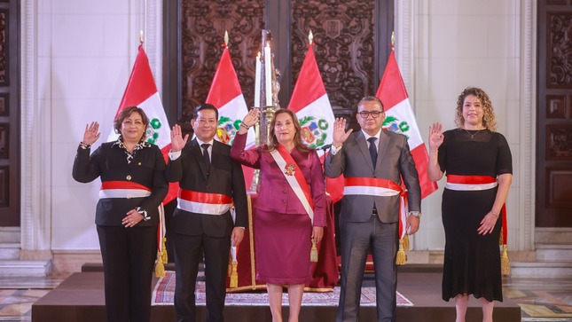 Dina Boluarte juramenta a tres ministros de Estado