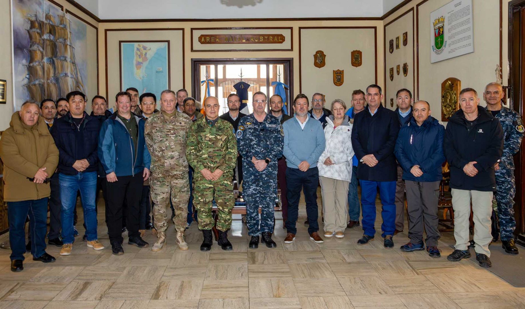 Agregados navales extranjeros visitaron el Comando del Área Naval Austral