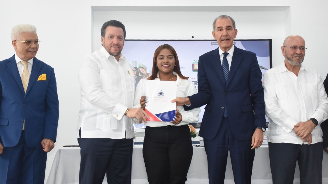 Mescyt otorga más de 200 becas a estudiantes de la Universidad del Caribe