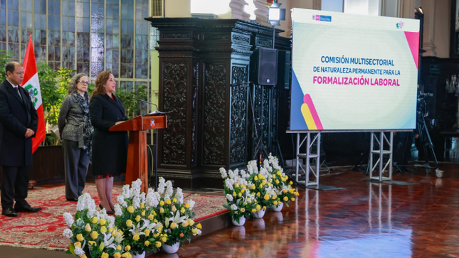 Presidenta Dina Boluarte Zegarra encabezó la ceremonia de creación de la comisión multisectorial para promover la formalización laboral en el Perú