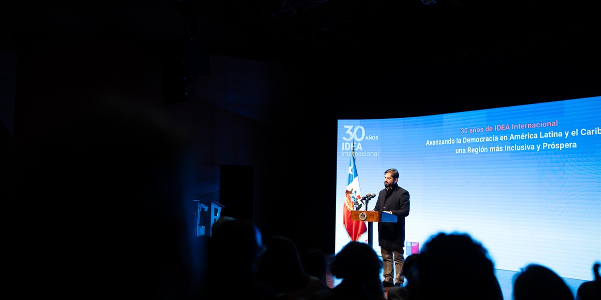 Boric participa en la conmemoración del 30° aniversario de IDEA Internacional y señala que aún queda mucho por hacer