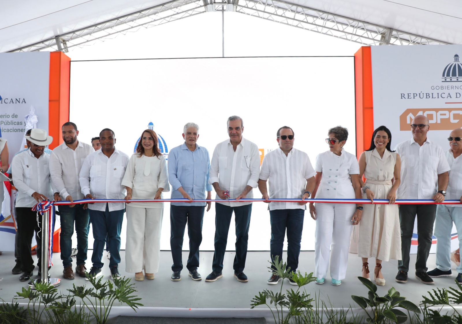 Presidente Abinader entrega carretera Villa Elisa-Punta Rucia-La Ensenada que conecta Puerto Plata con Montecristi