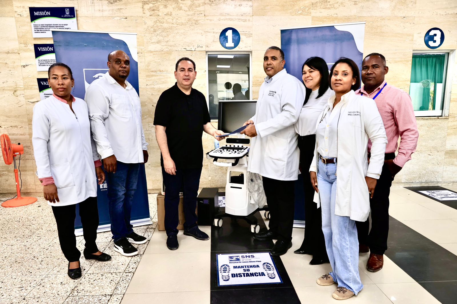 SNS entrega equipos y supervisa obras hospitalarias en la región este