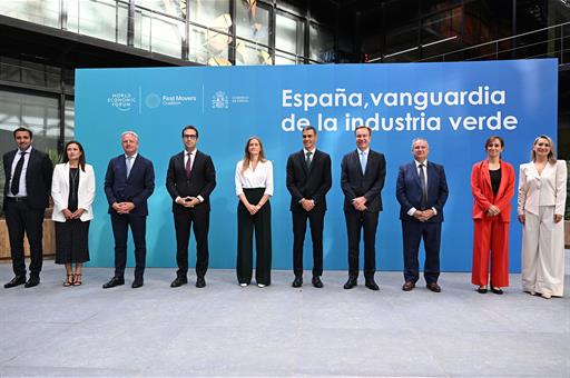 Foto de familia de participantes en el acto