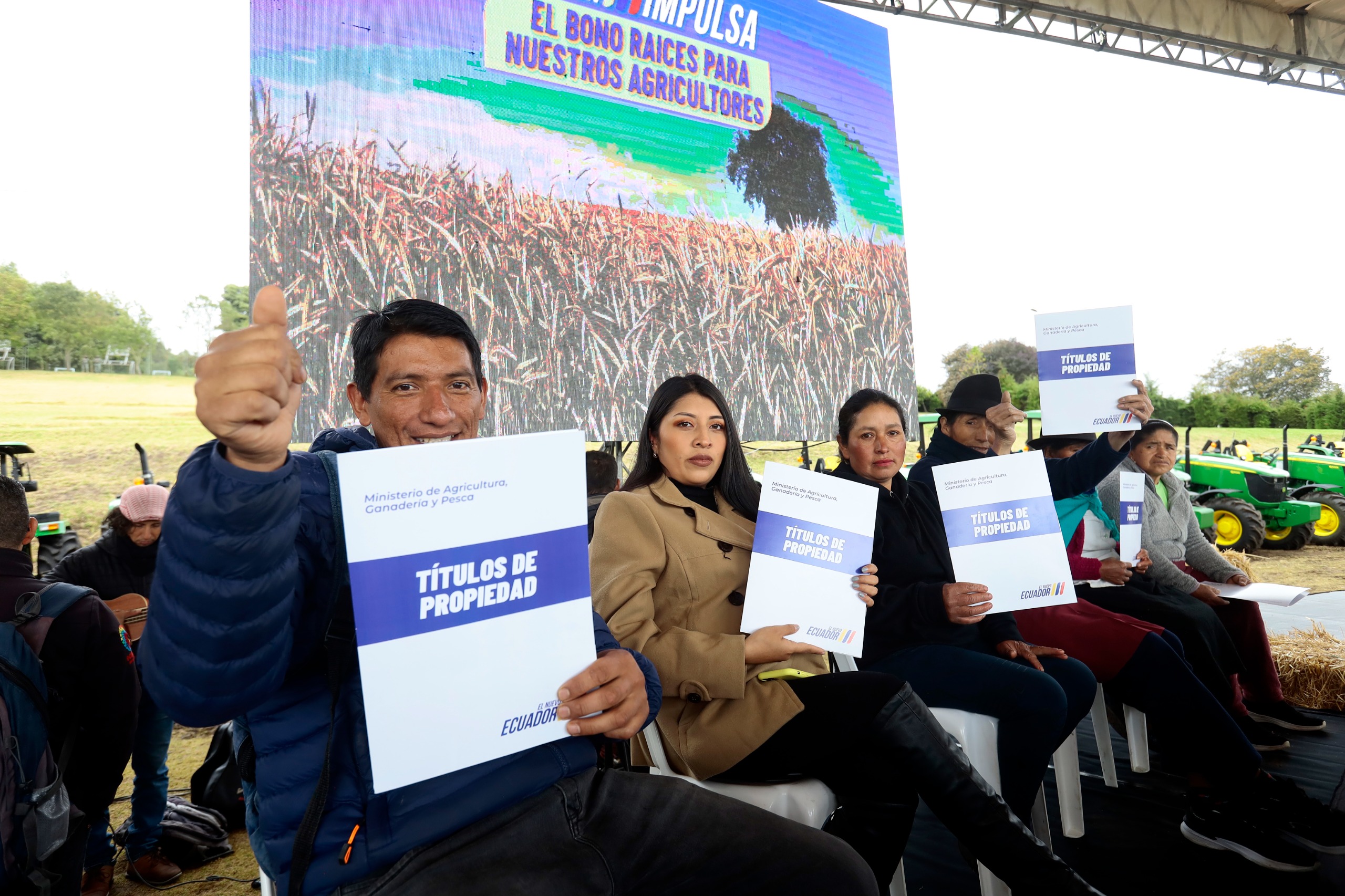 Agricultores de Tungurahua recibieron bonos raíces e insumos productivos; en el país hay más de 81.000 beneficiarios.