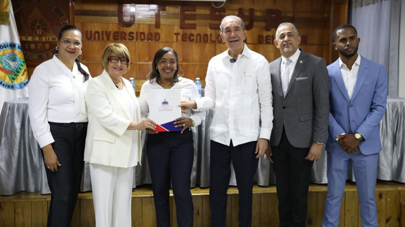 Mescyt concede 117 becas nacionales a estudiantes de UTESUR en Azua