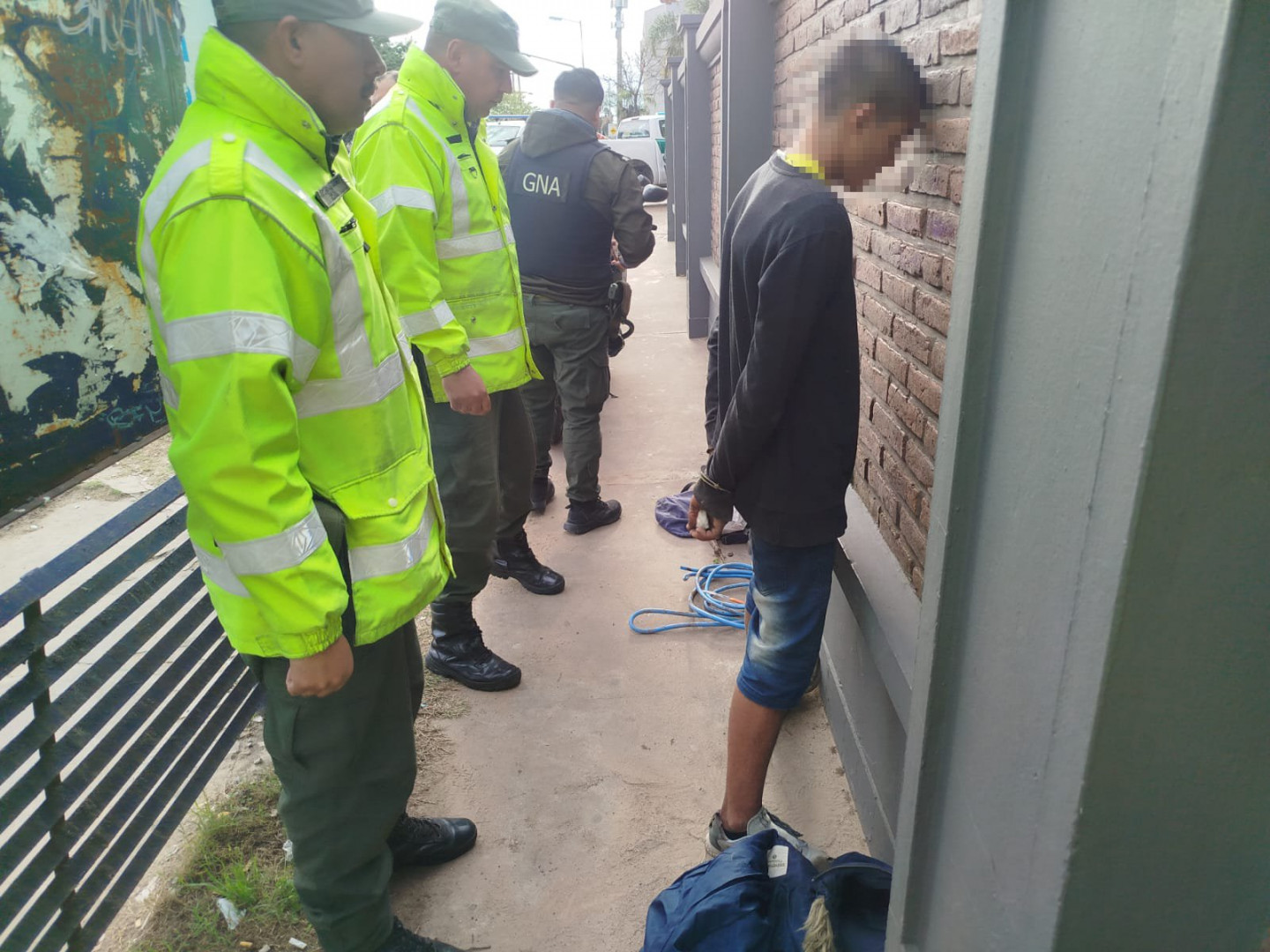 Gendarmería detiene a una persona por cortar cables en el margen de la Autopista Panamericana