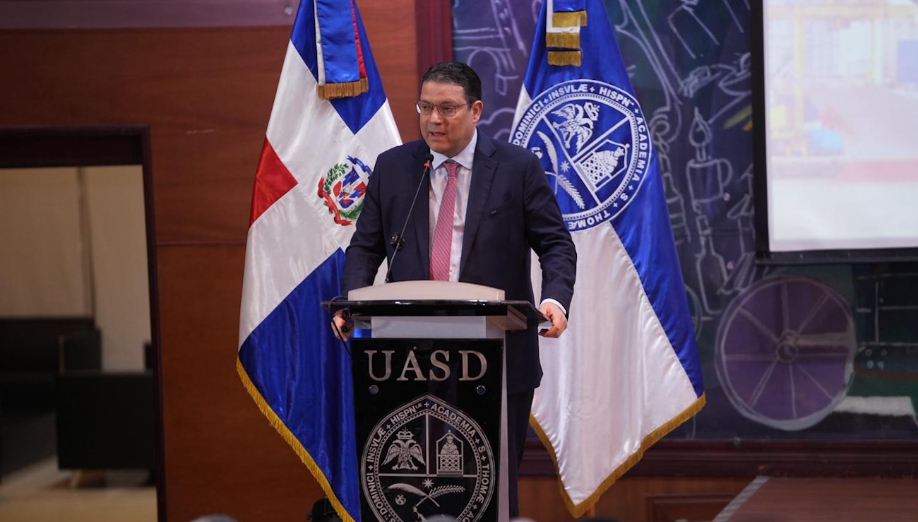Director de Aduanas presenta la logística como nuevo eje económico ante estudiantes de la UASD