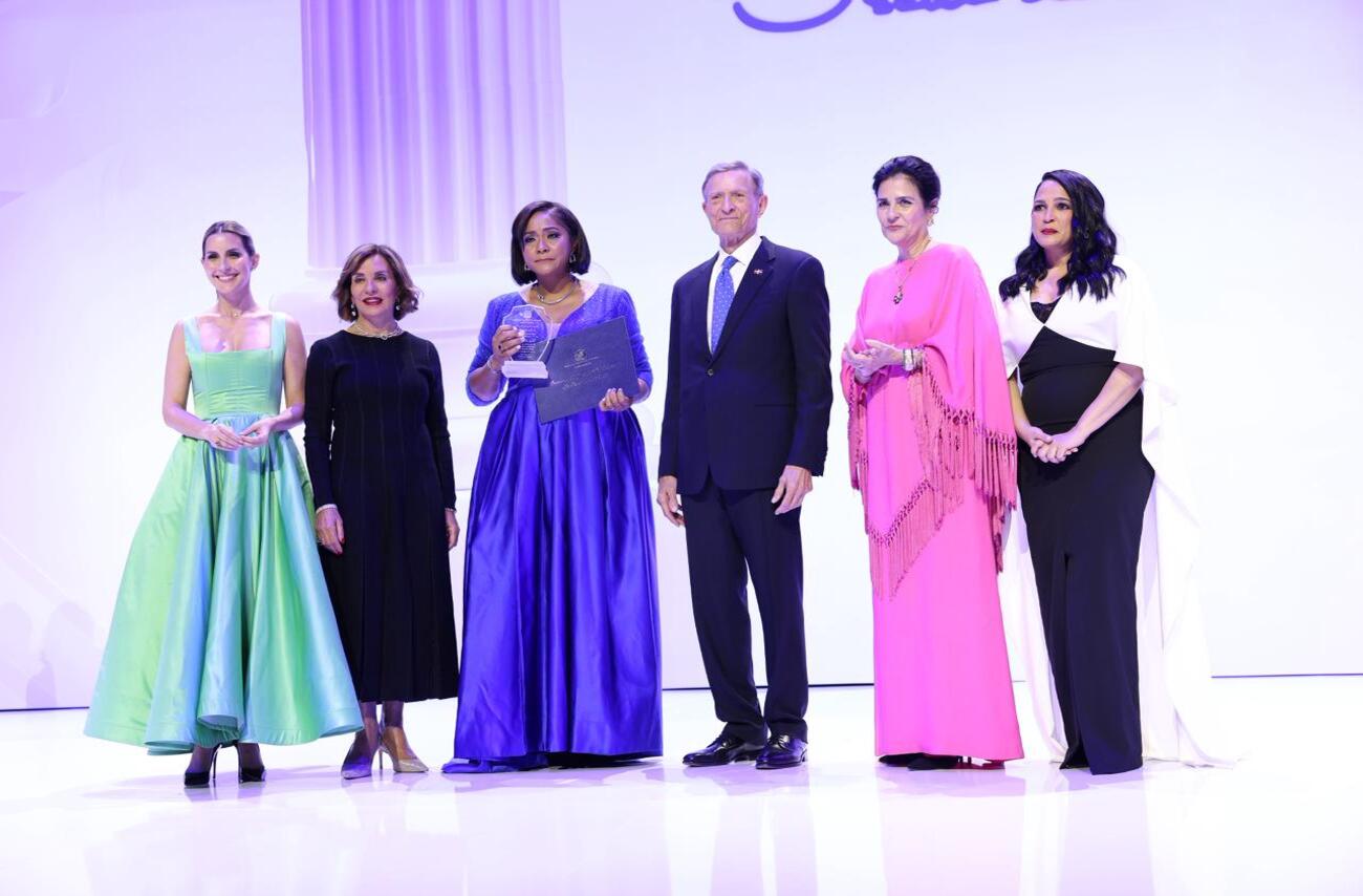 Mirex entrega el Premio al Emigrante Dominicano Oscar de la Renta al líder comunitario Augusto Taveras