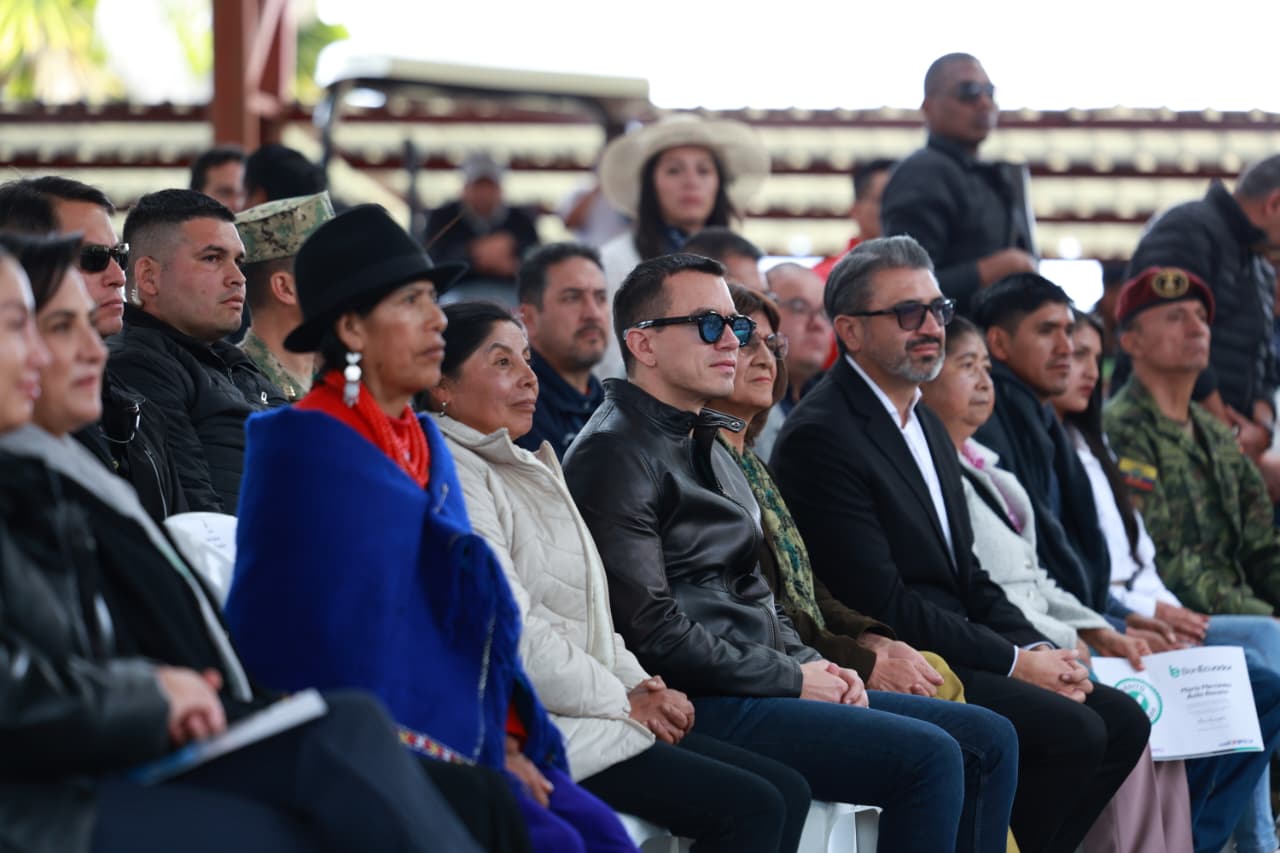 Presidente Noboa entrega beneficios a pequeños y medianos productores en Azuay, según el gobierno.