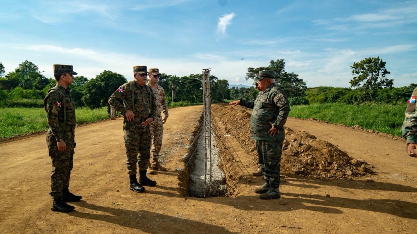Ministro de Defensa sostuvo reunión con directivos de Codevi y supervisó avances de la verja perimetral en Dajabón