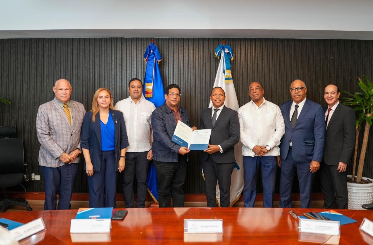 Director general de Contrataciones Públicas y Comisión de Veedores confirman transparencia en licitación del nuevo sistema de licencias de conducir del Intrant