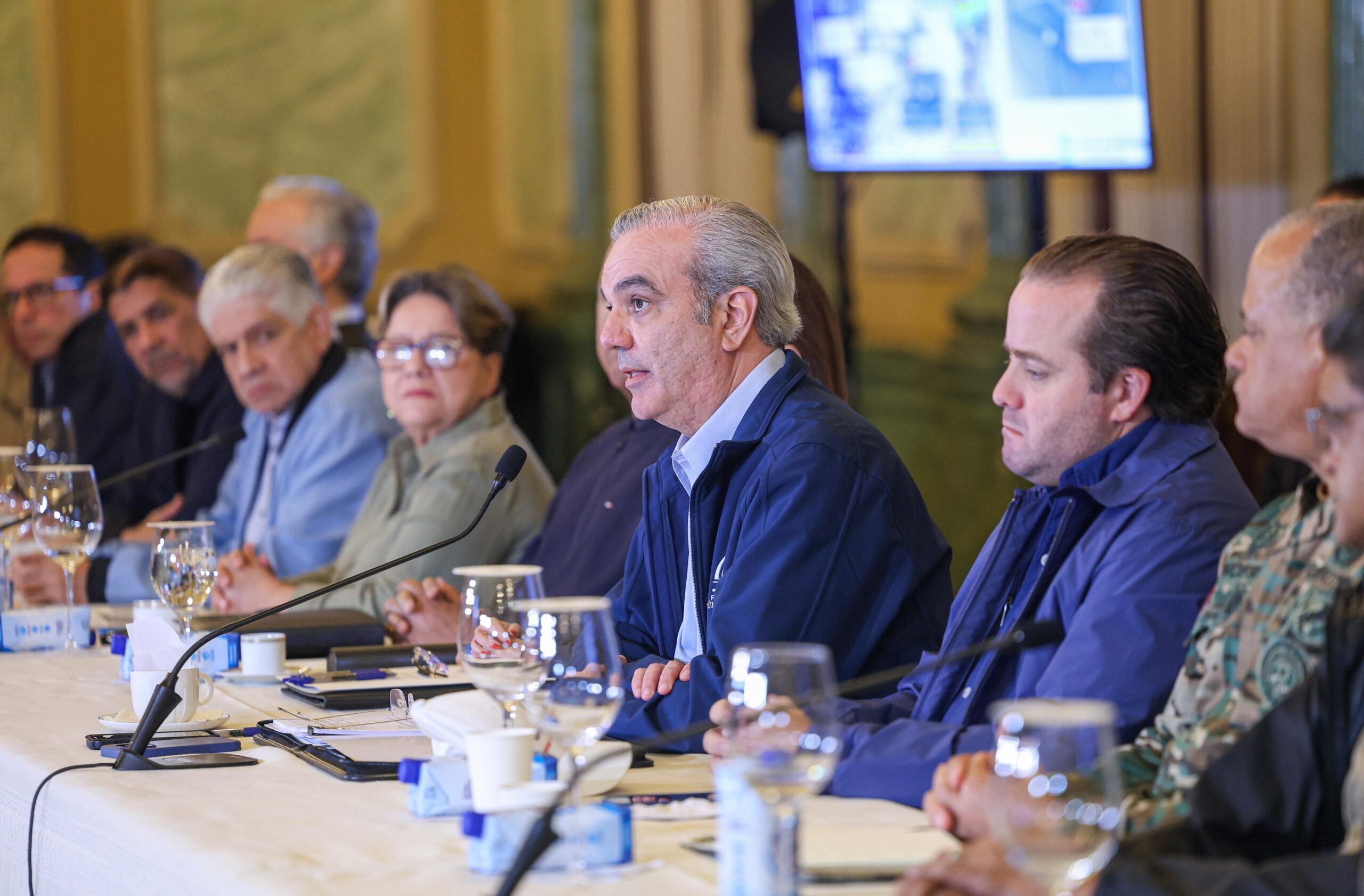 Abinader mantiene suspensión de labores en provincias en alerta roja; revisión de medidas preventivas a las 9:00 a. m. del sábado en reunión del COE