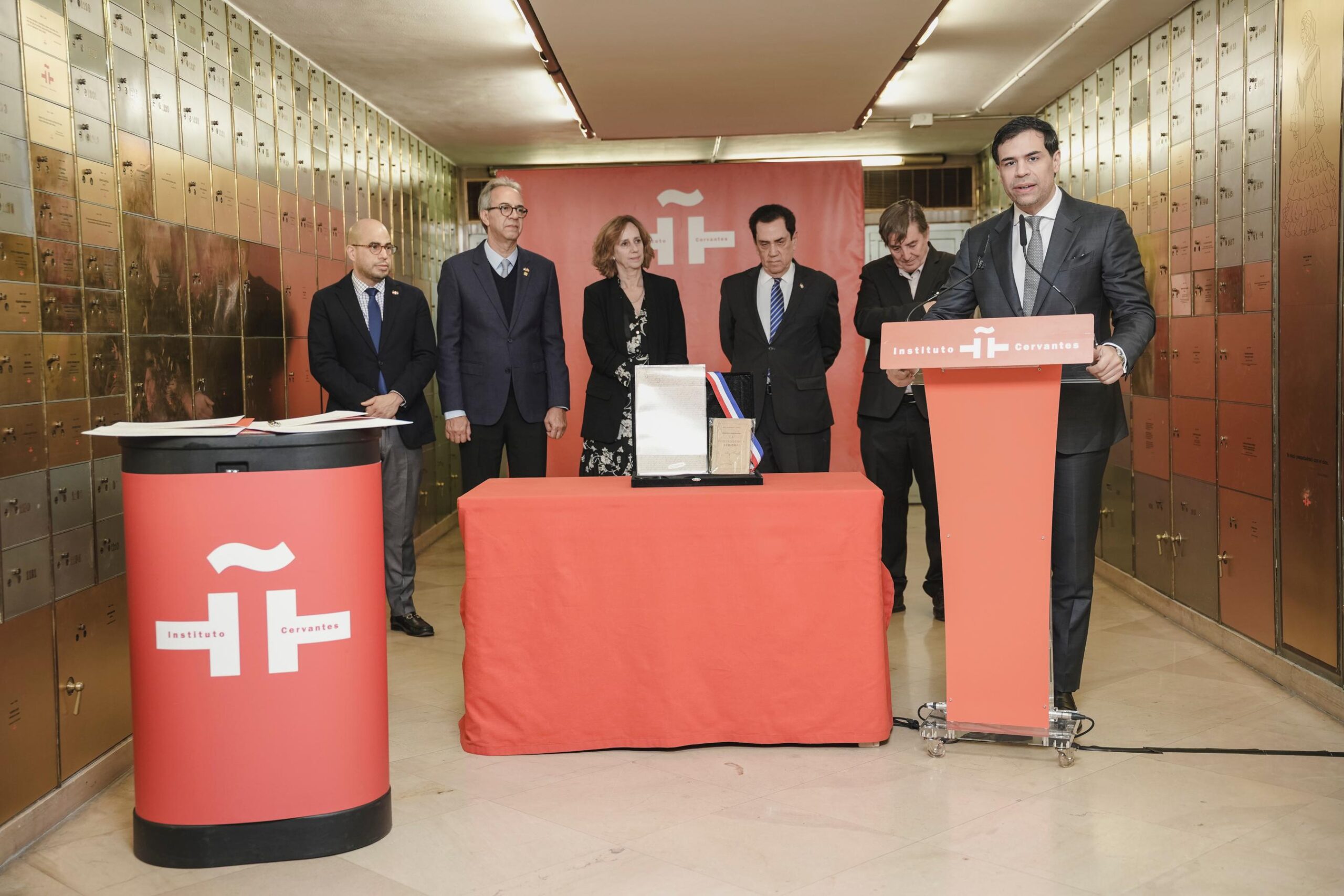 Ministro de Cultura entrega a Caja de Letras documentos de Pedro Henríquez Ureña y otros intelectuales en Instituto Cervantes
