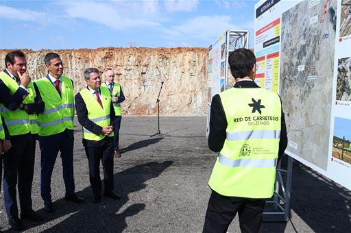 Pedro Sánchez y Óscar Puente durante la visita
