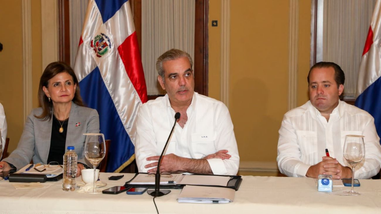 Abinader ordena suspensión de clases en los sectores público y privado por 48 horas en Gran Santo Domingo y litoral sur debido a la tormenta Melissa