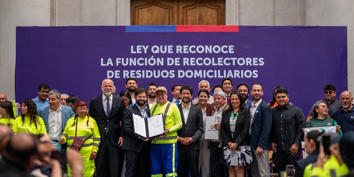 Boric promulga ley que reconoce a recolectores de basura