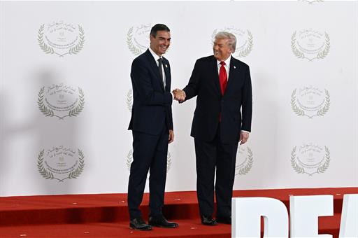Pedro Sánchez y Donald Trump se saludan
