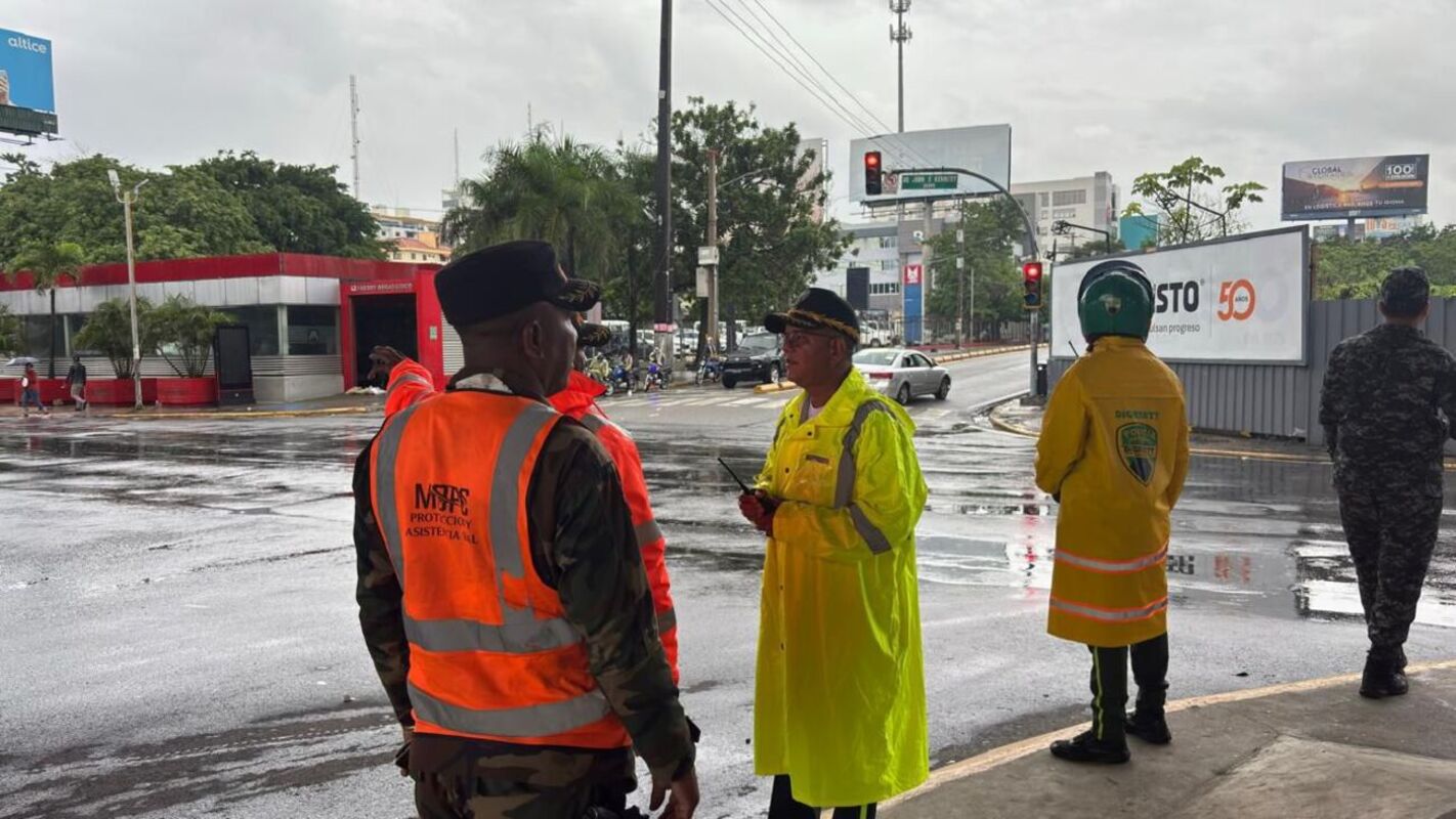 Digesett, MOPC y ayuntamientos supervisan condiciones viales durante paso de la tormenta Melissa
