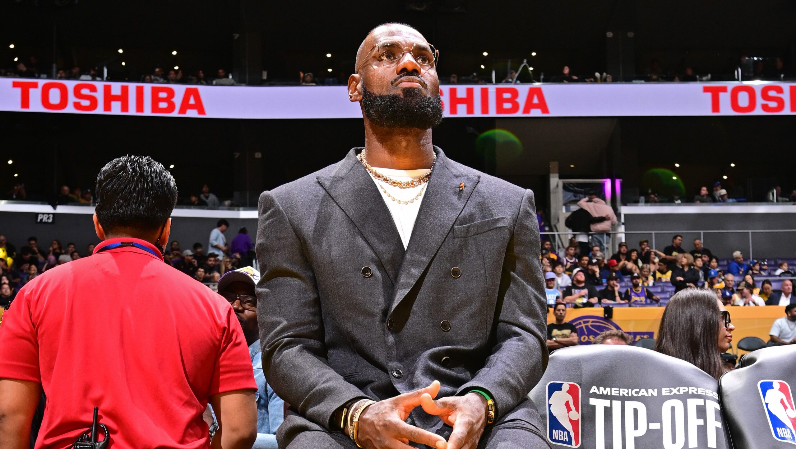 LeBron James ayuda a los Lakers en el análisis de video durante su baja por ciática