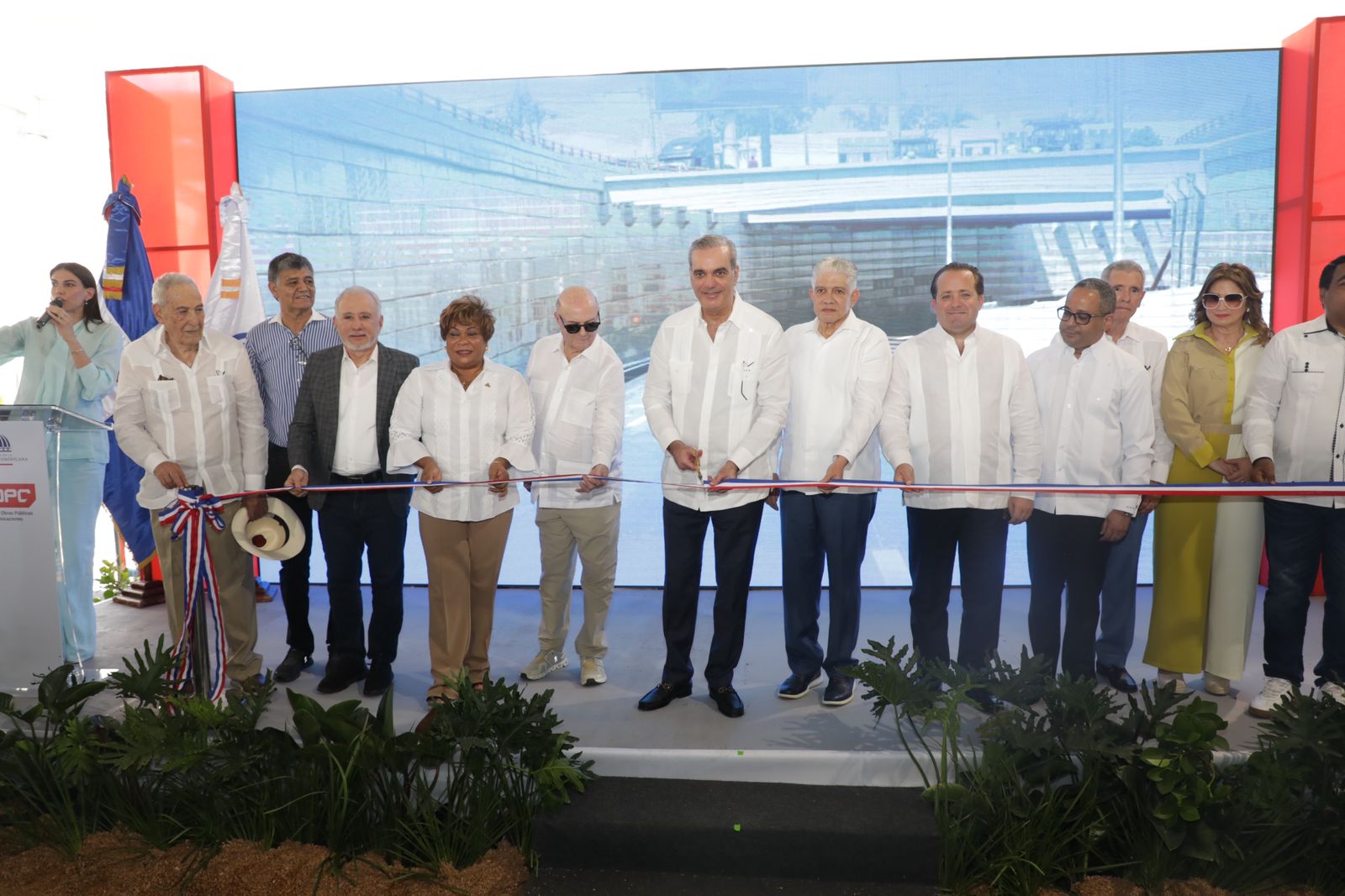 Abinader inaugura paso a desnivel en la intersección de 27 de Febrero y Isabel Aguiar para mejorar movilidad de más de un millón de personas y reducir 40% el tiempo de traslado entre Santo Domingo Oeste